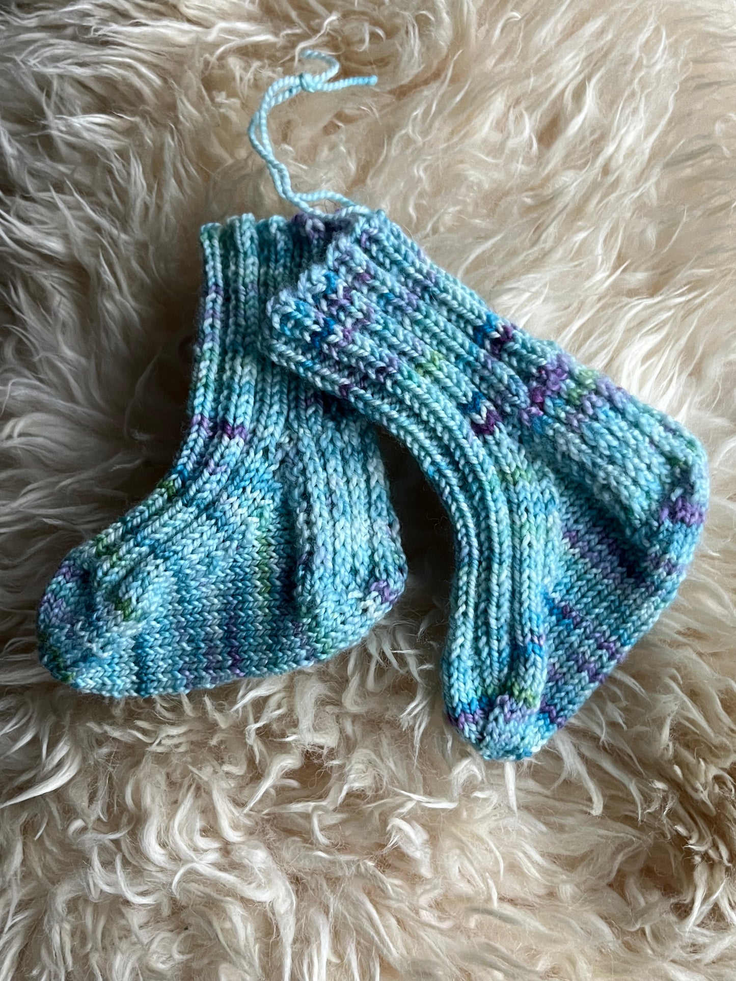 Chaussettes bébé teintes à la main au Danemark