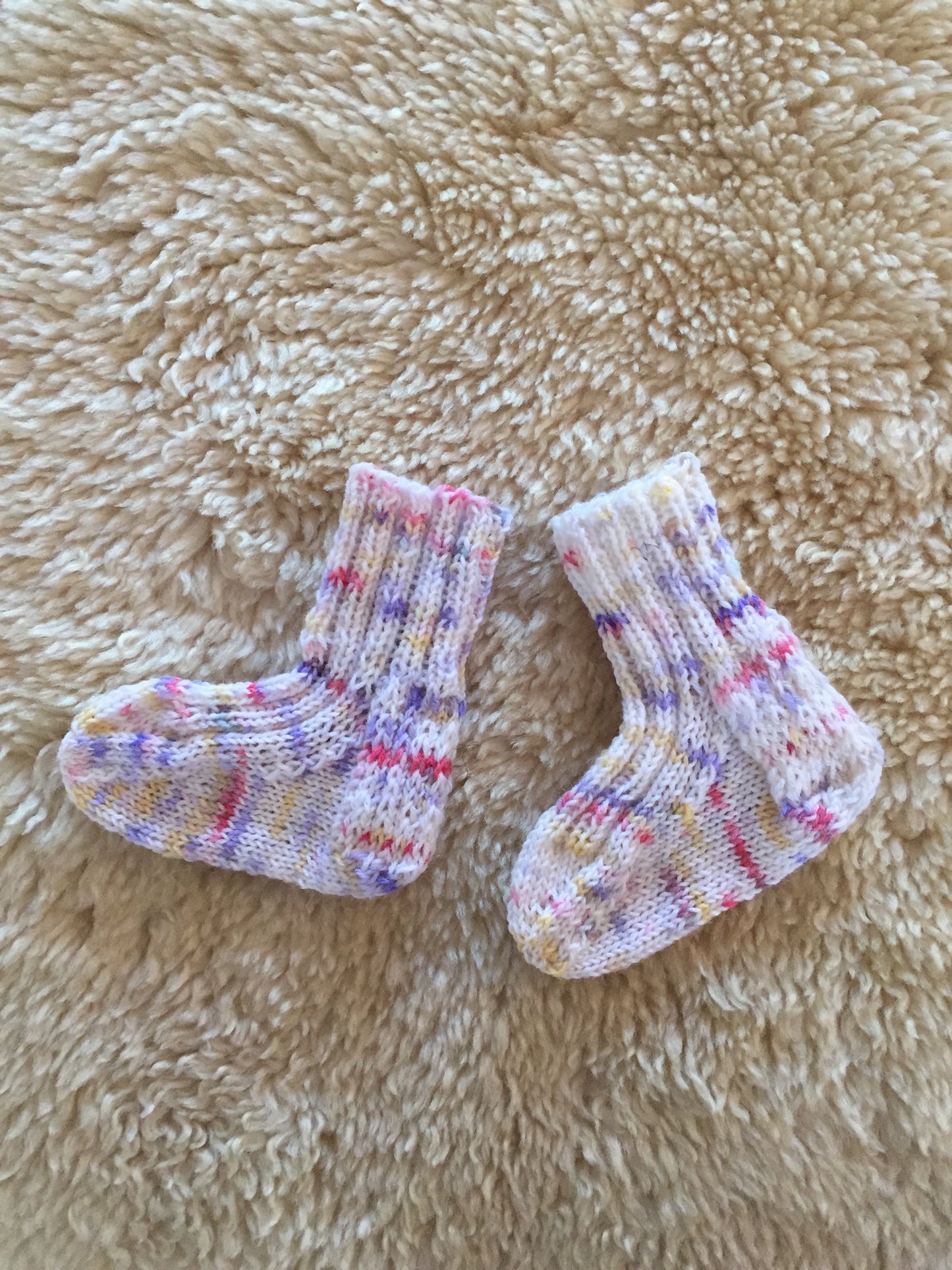 Chaussettes bébé teintes à la main au Danemark