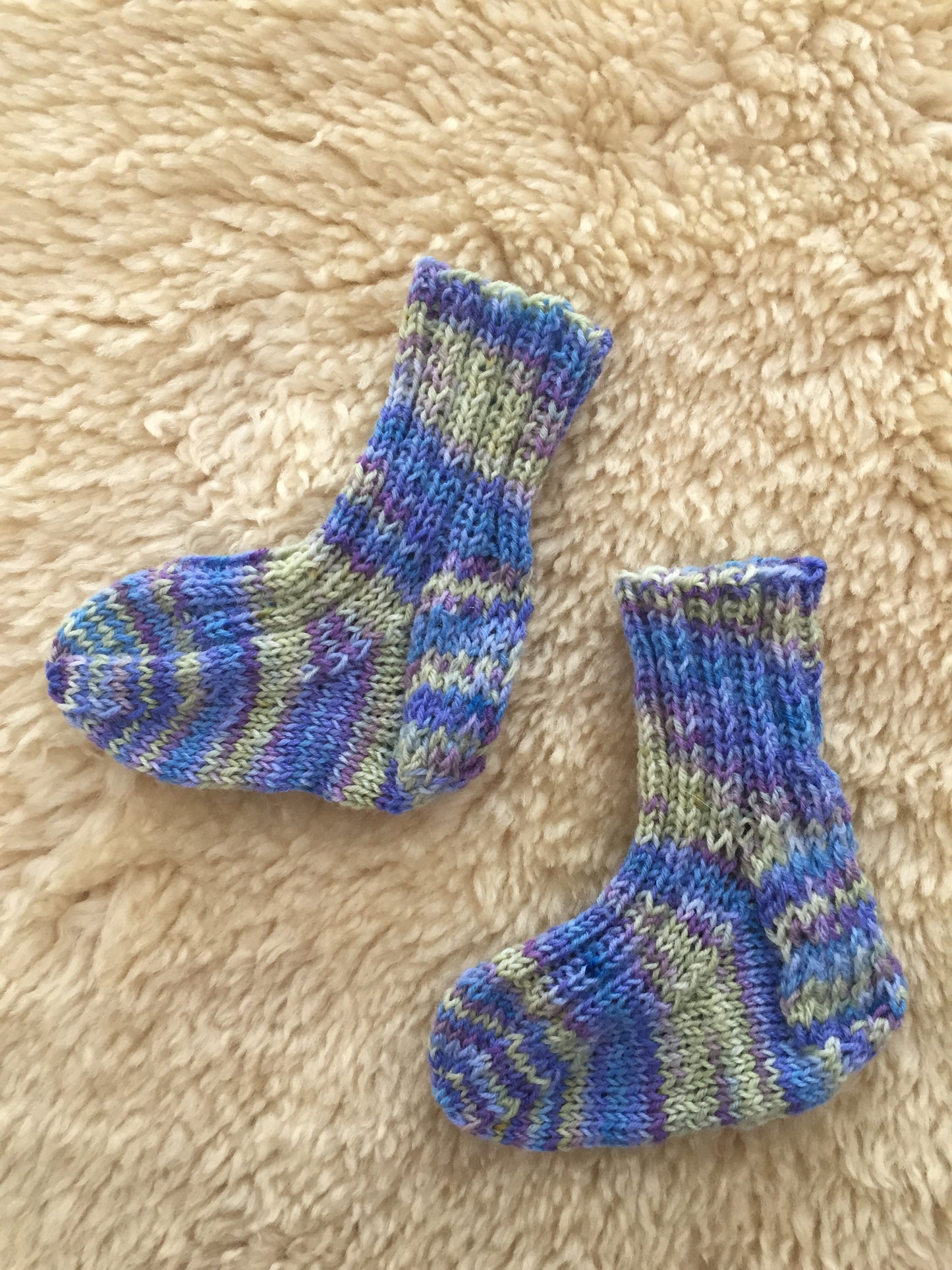 Chaussettes bébé teintes à la main au Danemark